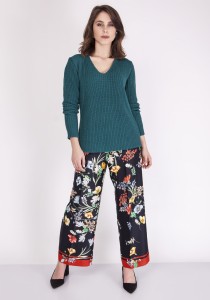 Gładki sweter z dekoltem w serek z prążkowanej tekstury