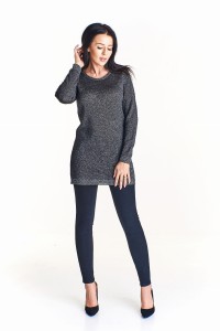 Dłuższy swetek wykończony połyskującą nitką