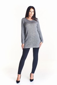 Dłuższy swetek wykończony połyskującą nitką