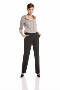 Żakiet o oryginalnym kroju z dużym dekoltem, kołnierzykiem, rękawem 3/4 i dwoma rzędami guzików