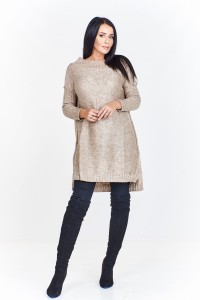 Długi sweter z krótszym przodem i dekoltem wykrojonym w a'la łódkę (U)