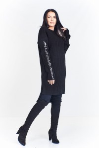 Długi sweter z krótszym przodem ozdobiony cekinowymi lampasami na rękawach  (U)