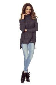 Sweter z wysokim golfem oraz wydłużonym tyłem  (U)