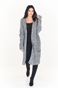 Długi sweter o asymetrycznym kroju z dziurkowanym wzorem na rękawach przeplatany białą nitką