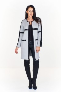 Długi sweter z kontrastującymi wstawkami i ozdobnymi perełkami