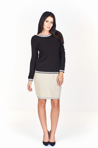 Sweter z połyskującą nitką przy wykończeniach