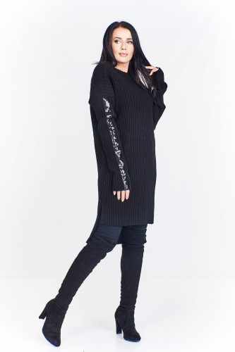 Długi sweter z krótszym przodem ozdobiony cekinowymi lampasami na rękawach  (U)