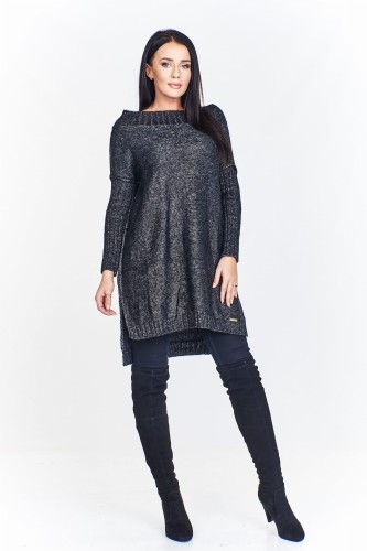 Długi sweter z krótszym przodem i dekoltem wykrojonym w a'la łódkę (U)