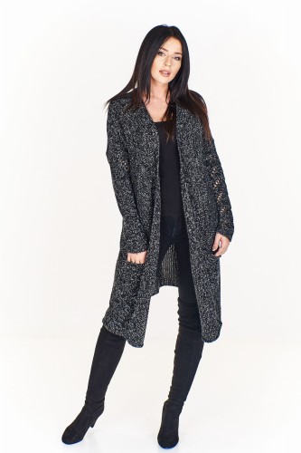 Długi sweter o asymetrycznym kroju z dziurkowanym wzorem na rękawach przeplatany białą nitką