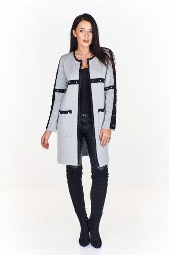 Długi sweter z kontrastującymi wstawkami i ozdobnymi perełkami