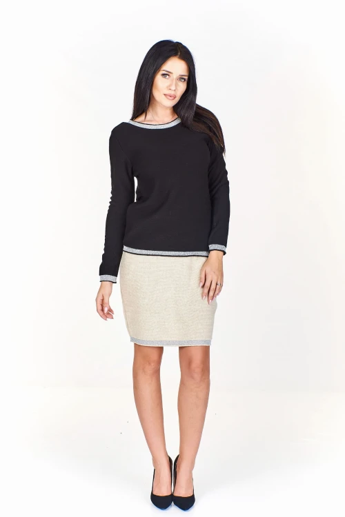 Sweter z połyskującą nitką przy wykończeniach