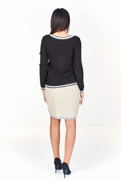 Sweter z połyskującą nitką przy wykończeniach