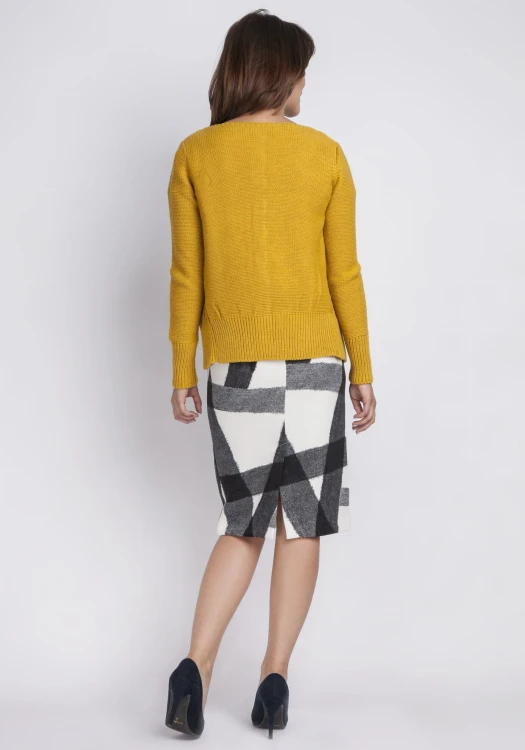 Sweter o ciekawym splocie zapinany na guziczki
