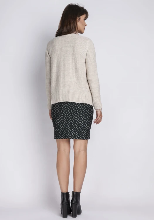 Sweter o ciekawym splocie zapinany na guziczki