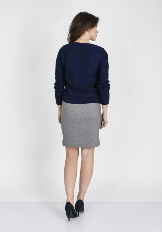 Sweter o ciekawym splocie zapinany na guziczki