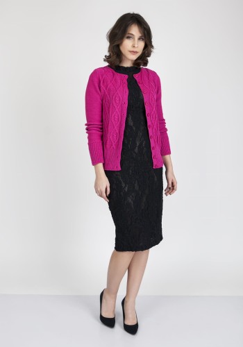 Sweter o ciekawym splocie zapinany na guziczki