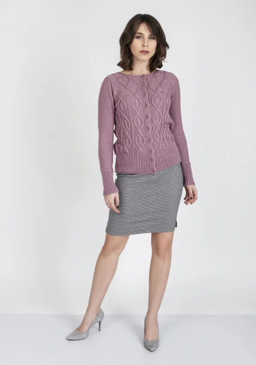Sweter o ciekawym splocie zapinany na guziczki