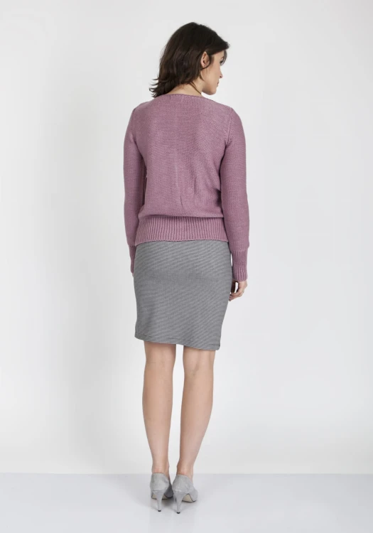 Sweter o ciekawym splocie zapinany na guziczki