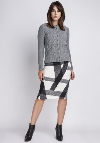 Sweter o ciekawym splocie zapinany na guziczki