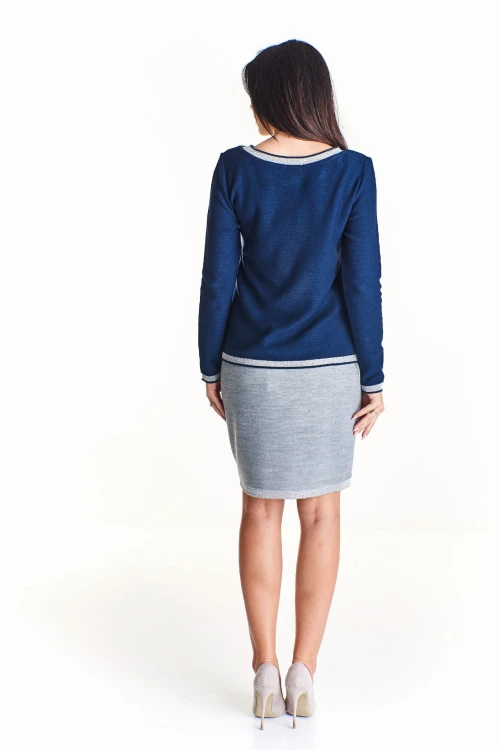 Sweter z połyskującą nitką przy wykończeniach