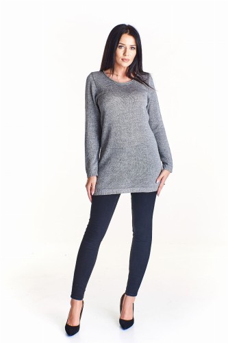 Dłuższy swetek wykończony połyskującą nitką