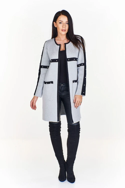 Długi sweter z kontrastującymi wstawkami i ozdobnymi perełkami